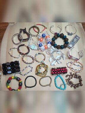 LOT OF 27 BRACELETS KEEP OR RESELL